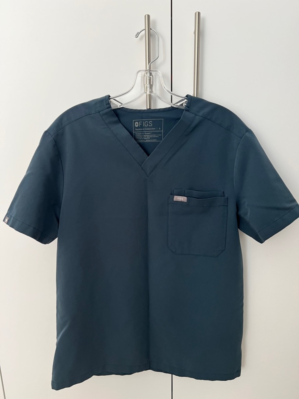 FIGS Men’s Navy V-Neck Short Sleeve Scrub Top